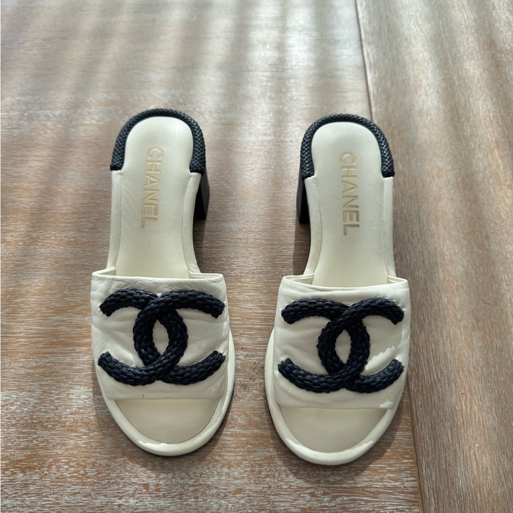 Chanel Women's Black and Cream Sandals